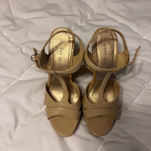 ☀️3/$25☀️ Madden Girl Wedges Size 7.5 - Picture 3 of 4